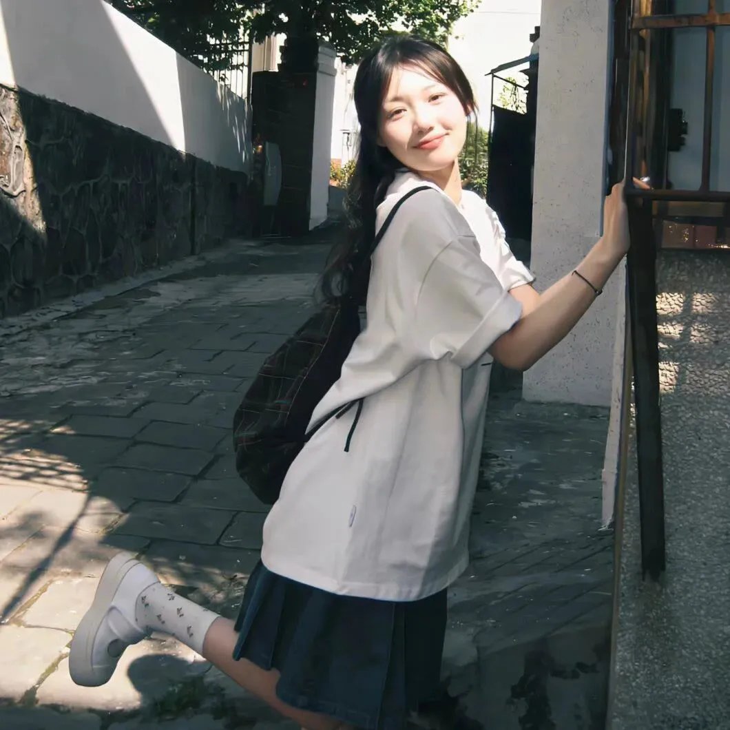 山林中头一个女人 封面